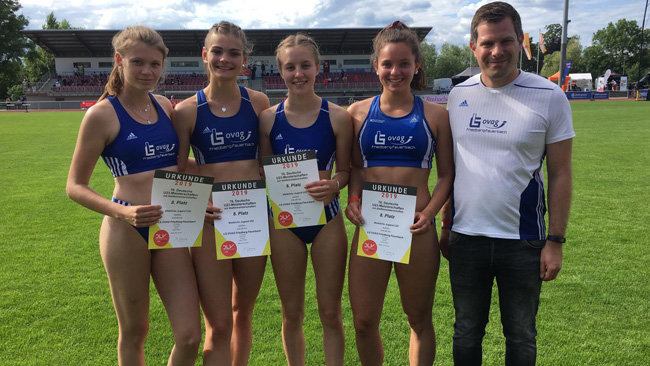 von links Laura Schien, Lilli Thomalla, Eva Harr und Sayana Wilhelm mit Trainer Michael Weber von links Laura Schien, Lilli Thomalla, Eva Harr und Sayana Wilhelm mit Trainer Michael Weber